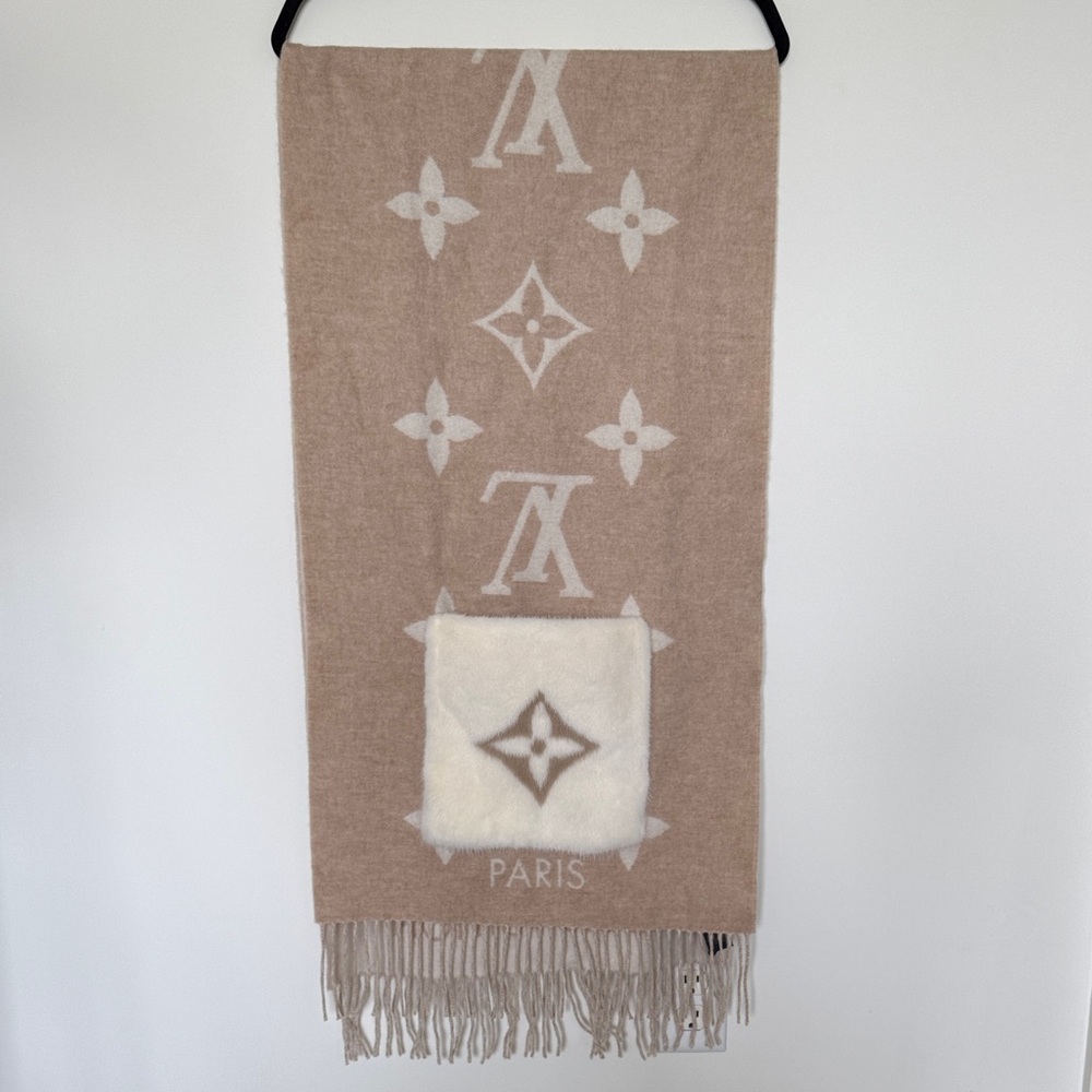 Louis Vuitton Tan and White Cold Reykjavik Monogram Scarf (NWOT) - Picture 2 of 11